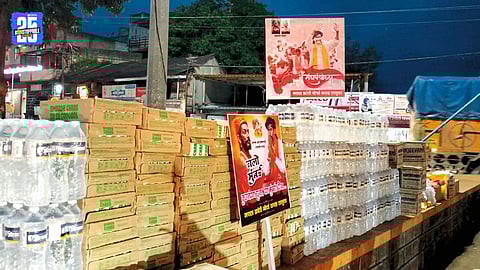 Tempo loaded with food and essentials from Karad city, heading to support protesters in Mumbai.