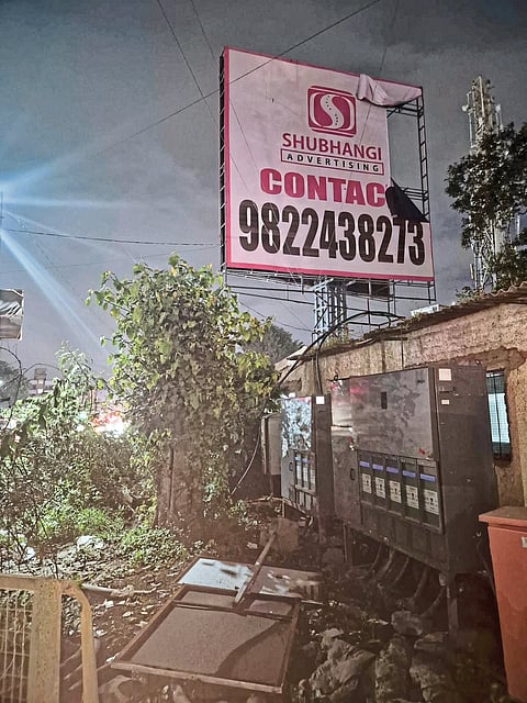 ताथवडे रस्त्यावर होर्डिंगसाठी वृक्षांची कत्तल