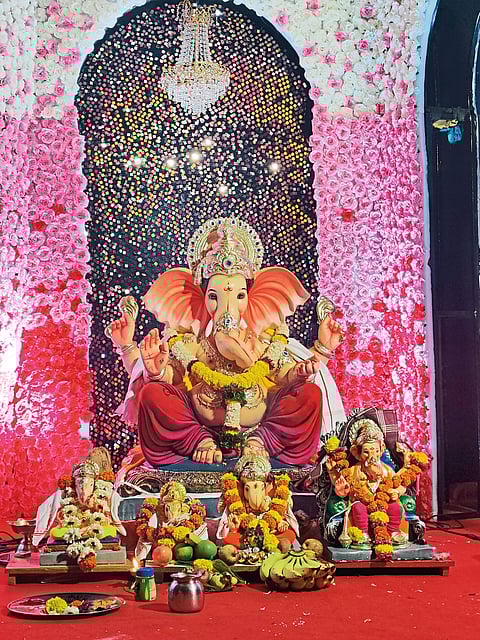 मंदिरांच्या प्रतिकृती, जिवंत देखावे, फुलांची सजावट