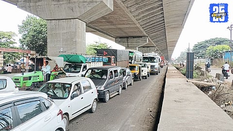 Container stuck in Malkapur; traffic jam stretches over 3 km with vehicles stranded.