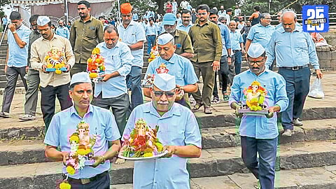 Sangli bids farewell to Ganpati with visarjan processions of 350+ mandals and household idols.
