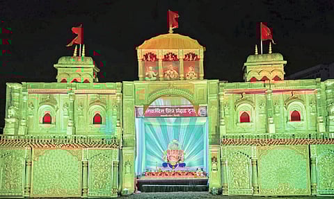 धार्मिक, पौराणिक देखाव्यांवर भर