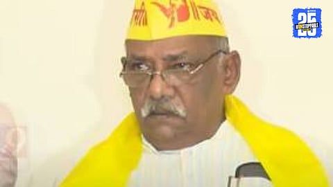 OBC leaders Atul Save and Parinay Fuke assure that reservation will not be affected as Babanrao Taywade ends hunger strike by drinking water.