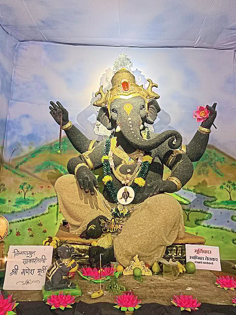 तिळापासून साकारलेली  विठ्ठल रुपी  गणेश मूर्ती