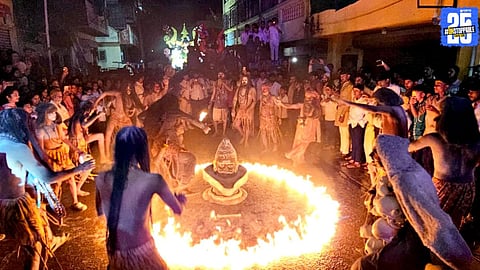 Aghori dance performance at Wada Bhimashankar Ganesh Mandal’s Ganesh Visarjan procession draws huge crowd.