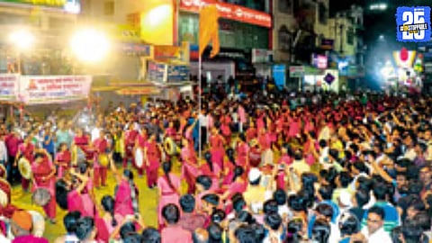 15 tola gold jewellery and 100 mobile phones stolen during Ganesh Visarjan procession."