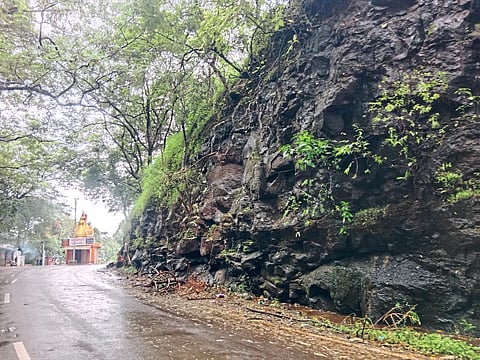 बौर घाटात दरड कोसळण्याचा धोका