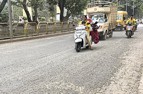 ग्रेड सेपरेटरला भेगा; सेवा रस्त्यांची चाळण