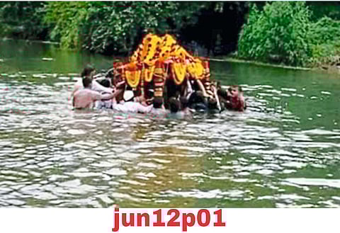 तुळजाभवानी मातेच्या पलंगाचा थक्क करणारा प्रवास