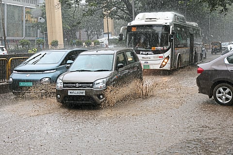 मुसळधार पाऊस (फोटो फिचर)