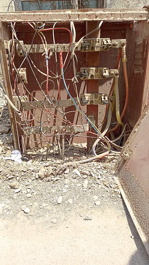 उघड्या विद्युत डीपी बॉक्सने अपघाताला निमंत्रण