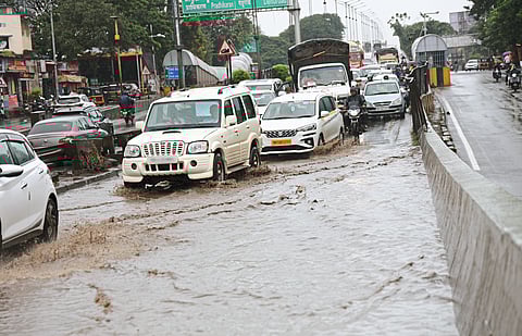 पावसामुळे जनजीवन विस्कळीत (फोटो फिचर)