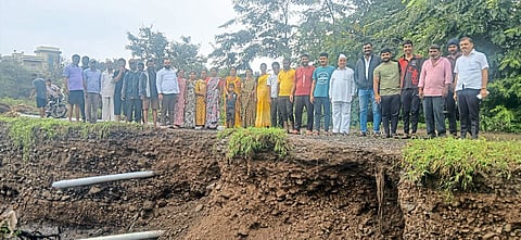 लेंढी ओढ्यातील पुलाचा भरावा खचला