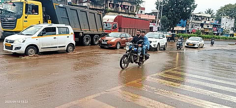 त्रिवेणी चौकात पाण्याचे पाट;
मुंडे चौकात नदीसदृश्य वाट