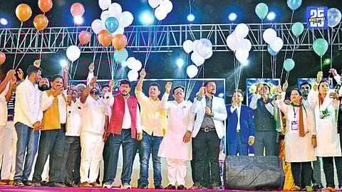 1600 artists recite the Indian Constitution Preamble in 20 languages at Kolhapur’s Dasara Chowk."