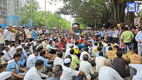 Satara Gram Panchayat employees continue their 7-day sit-in protest outside the Collector’s Office with strong slogans against the government.
