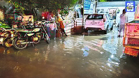 Nagpur rains wreak havoc: tree collapse kills one, slums flooded, citizens in distress.”