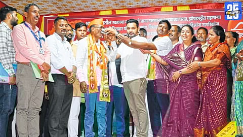 "Shiv Sena leaders end hunger strike in Ashta after written assurance; MP Dhairyasheel Mane present."