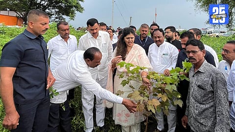 "Guardian Minister Pankaja Munde Visits Flood-Hit Fields in Jalna District"
