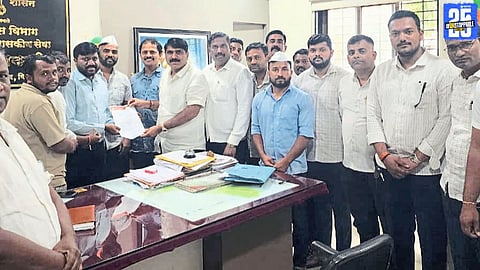 Adv. Vaibhav Patil submitting memorandum to Vita municipal authorities for Chhatrapati Sambhaji Maharaj statue.