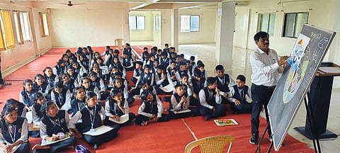 विद्यार्थ्यांनी आनंदासाठी कला जोपासावी : गाढवे