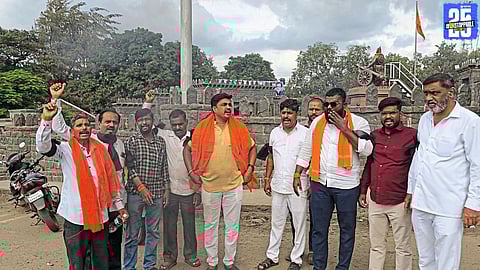 Shiv Sena workers burn government’s effigy in Satara, protesting Meenatai Thackeray statue desecration.