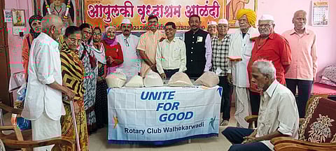 पितृपक्षात रोटरी क्लबचे वृद्धाश्रमात अन्नधान्य वाटप