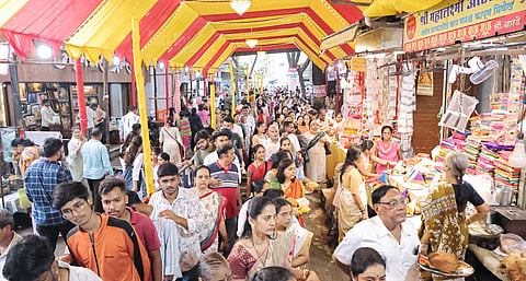 मंगलमय वातावरणात आदिशक्तीच्या उत्सवाला सुरुवात