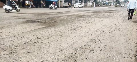 जाधववाडीत खड्ड्यांमुळे दुचाकीस्वारांचे अपघात