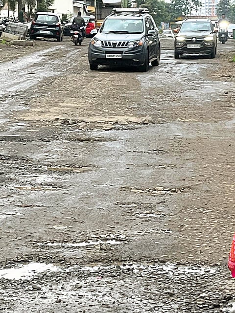 ही वाट जरी खड्ड्यांची, बळ येऊ दे हिमतीला !