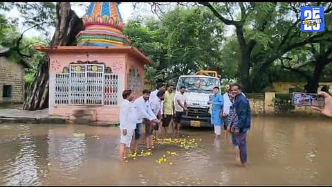 Congress workers performing pinddaan protest in front of Mangalevedha municipal office against waterlogging issues.