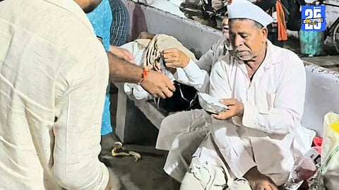 Barshi Bus Station Volunteers Provide Meals to Stranded Travelers