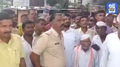 Solapur Flood : टिंगल लावली काय? तळवटाचे पैसेसुद्धा निघत नाहीत, पूरग्रस्त शेतकरी थेट मंत्र्यांच्या गाडीसमोरच आडवे पडले