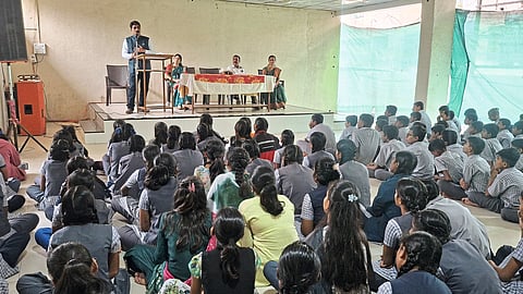 ‘विद्यार्थ्यांनी शालेय जीवनापासूनच वाचन करावे’