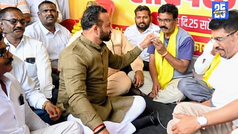 Minister Jaykumar Gore mediating between the Ramoshi community and the Chief Minister to resolve the hunger strike peacefully.