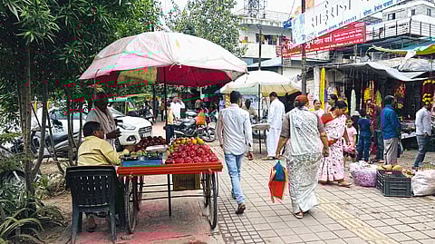पदपथ पादचाऱ्यांचे; अतिक्रमण विक्रेत्यांचे