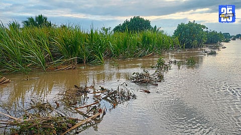 Flood-hit riverbank villages in Maharashtra; officials tour affected areas while villagers await relief.