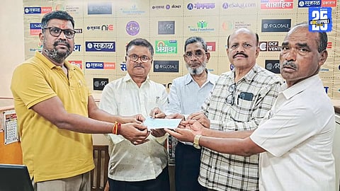 Citizens from Satara contributing to the Sakal Relief Fund to support flood-affected families.