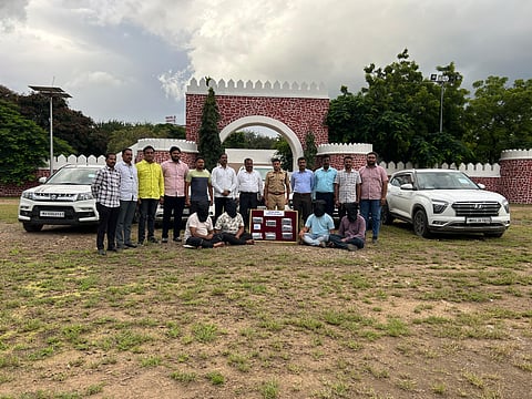 दिल्लीला विमानाने जायचे अन्‌ येताना चोरीच्या चारचाकीतून यायचे! नंबरप्लेट, चेसी व इंजिन नंबर बदलून स्वस्तात विकायचे अलिशान गाड्या, सोलापूर ग्रामीण पोलिसांनी चौघांना ठोकल्या बेड्या