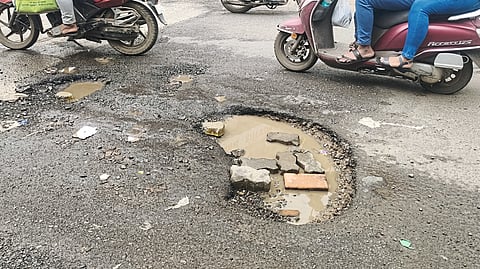 भोसरी परिसरातील रस्त्यांवरील खड्डे पुन्हा उघडे