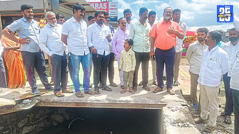 Mahadev Jankar interacting with farmers, demanding debt waiver and Satbara clearance.