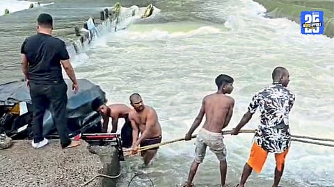 rickshaw falls in river