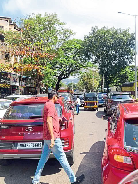 डी वाय पाटील महाविद्यालयासमोर वाहतूक कोंडी