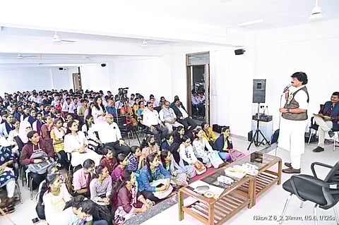 इंद्रधनू युवक महोत्सवात 
आईच्या कवितांनी विद्यार्थी भावुक