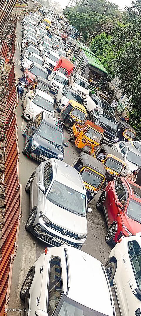 रक्षक चौकात 
कोंडीचा कहर