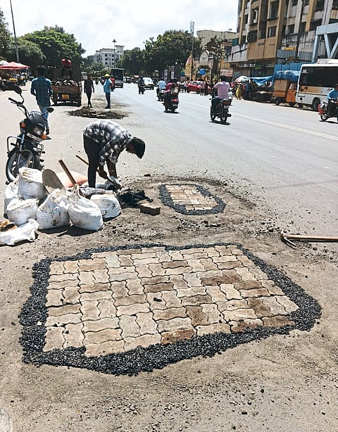 आकुर्डी ते चिंचवडगाव रस्त्यावरील खड्ड्यांची अखेर दुरुस्ती