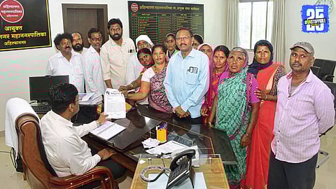 “Republican Sena delegation submits a memorandum to Municipal Commissioner Yashwant Dange demanding homes for homeless families.”
