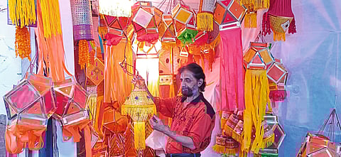 ठाण्यातील बाजारपेठांमध्ये पारंपरिक आकाशकंदिलांची रेलचेल