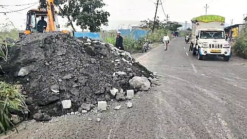 बेकायदेशीर भरावकामामुळे महामार्गावर वाहतुकीला अडथळा