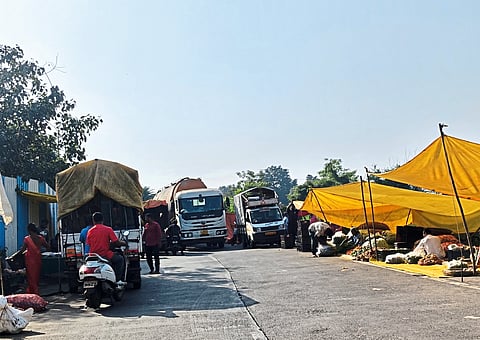 किन्हवलीचा आठवडी बाजार मुख्य रस्त्यावर